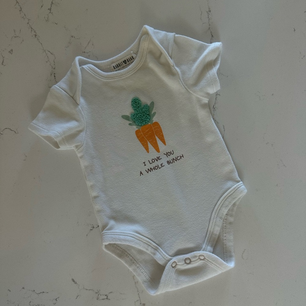 Rabbit + Bear Organic White Graphic Onesie, 0–3M, GUC